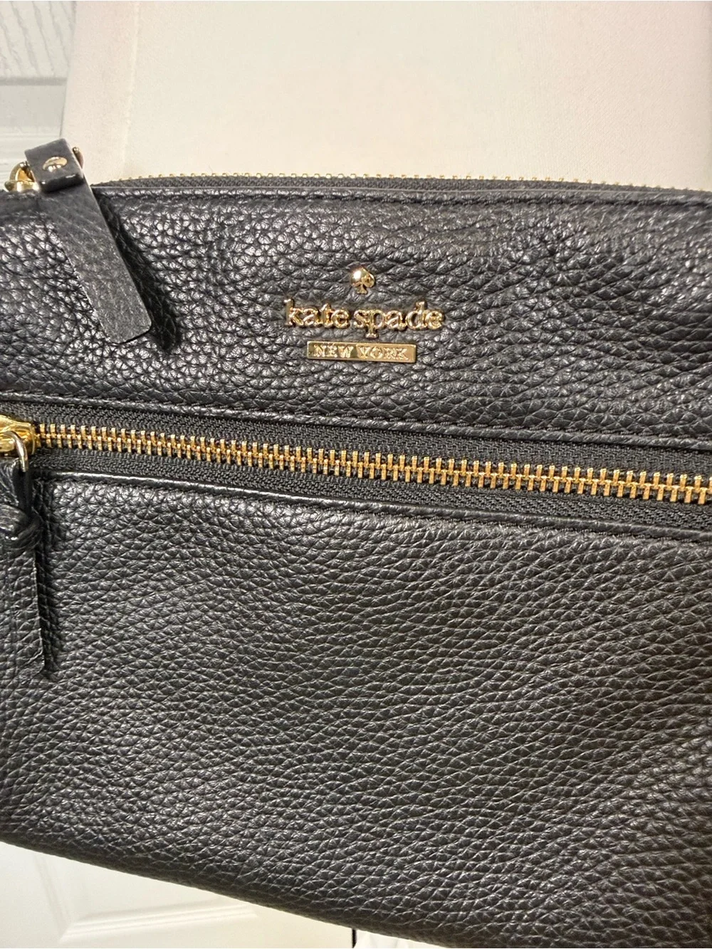 kate spade Jackson Street black pebbled leather small crossbody gold-tone zipper - Picture 2 of 11